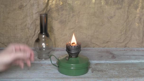 Een Antiekwinkel Man Steekt Pit Van Een Kerosine Lamp Aan — Stockvideo