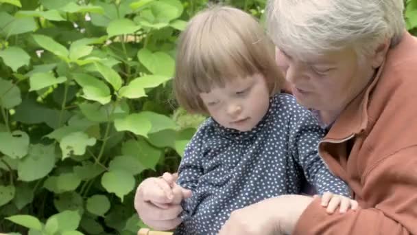 Woman Plays Child Bitten Mosquito She Kills Him Throws Him — Stock Video