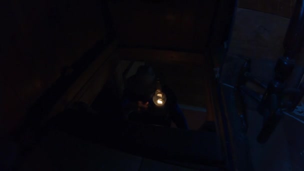 Темні Блискітки Гасової Лампи Людина Капелюсі Піднімається Дерев Яних Сходах — стокове відео