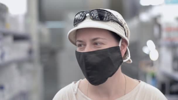 Kvinnan Går Genom Affären Svart Mask Från Viruset Kameran Tappar — Stockvideo