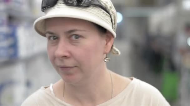 Primer Plano Una Cara Mujer Mujer Lleva Sombrero Gafas Sol — Vídeo de stock