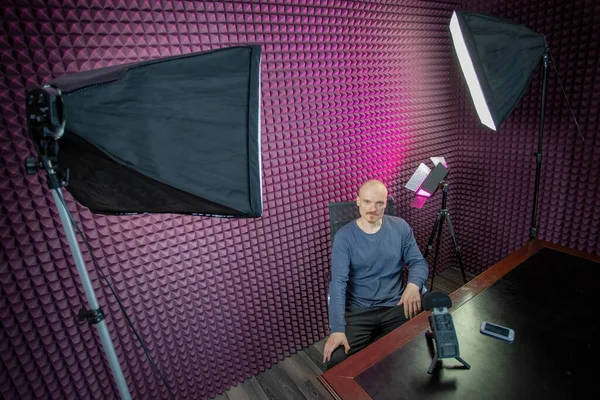 Video e fotografia in Studio, un uomo si prepara a lavorare nella cornice. — Foto Stock