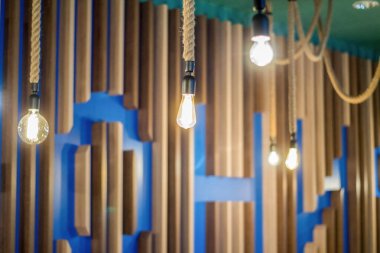 Ampuller iplere tutunur. İç tasarım.