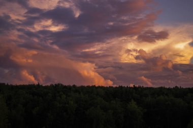 Dramatik fuşya bulutlarıyla gün batımı.