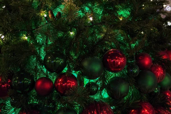 Noel ağacı için Noel süslemeleri. Yeni yılda tasarım ve sanat teması.