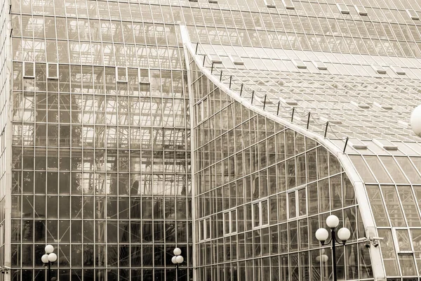Un enorme invernadero de vidrio. — Foto de Stock