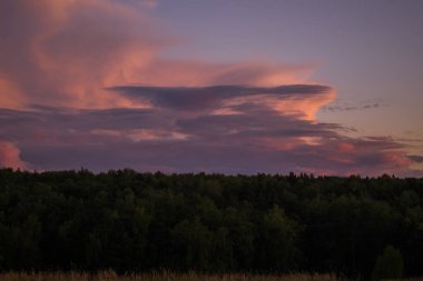 Dramatik fuşya bulutlarıyla gün batımı.