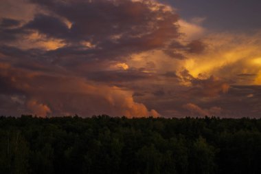 Dramatik fuşya bulutlarıyla gün batımı.