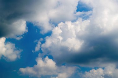 Mavi gökyüzünde beyaz bulutlar.