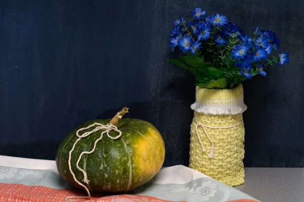 Kabak ve siyah arka plan üzerine vazo