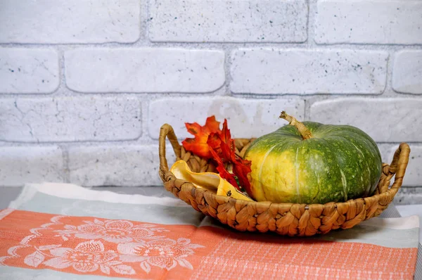 Zucca Verde Nel Cesto Sul Tavolo — Foto Stock