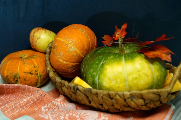 Kabak sepeti siyah mutfak masasında