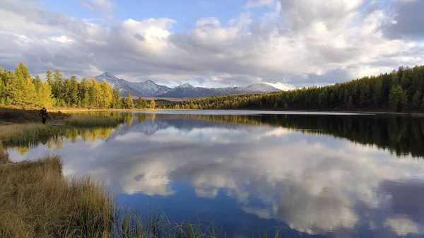 Белые Облака Отражаются Озере — стоковое фото