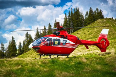 Helikopter dağlardan havalandı.