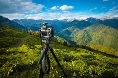 Dağlarda tripod üzerinde kamera