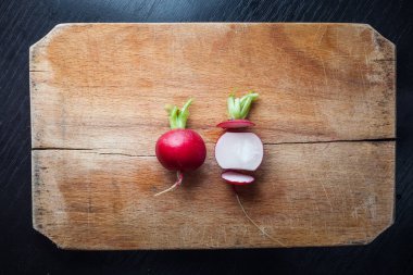 Klasik Doğrama tahtası üzerinde şalgam