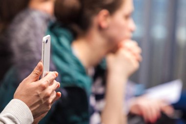 Fotoğraf çekme sınıfta cep telefonunu kullanarak