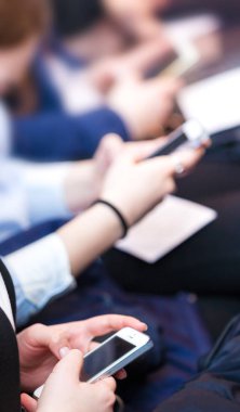 Sınıfta cep telefonunu kullanarak