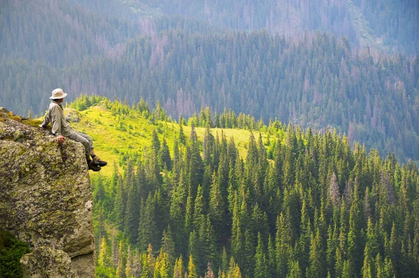 Dağ manzarası yüksek uçurumun üzerinden hayran Turizm