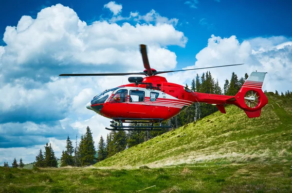 Helikopter dağlardan havalandı.