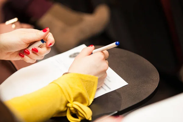 Kağıt yakın çekim imzalama eller