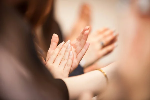 Alkışlar eller, alkış an