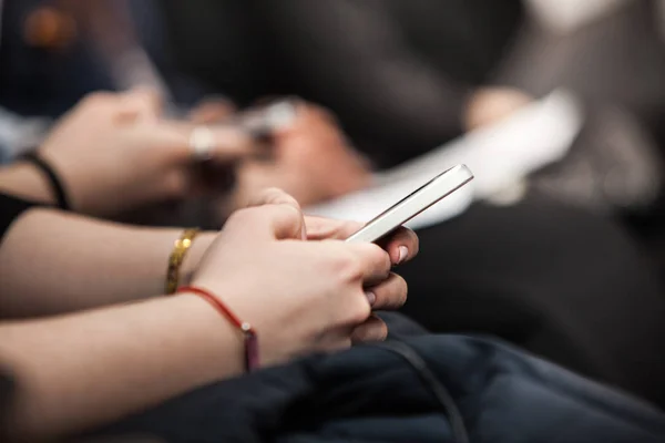 Sınıfta cep telefonunu kullanarak