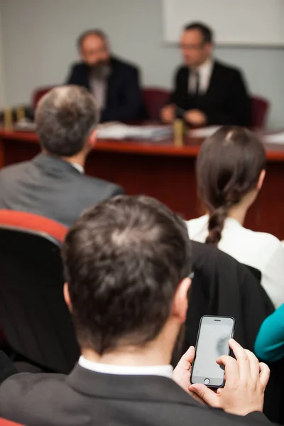 Sınıfta cep telefonunu kullanarak