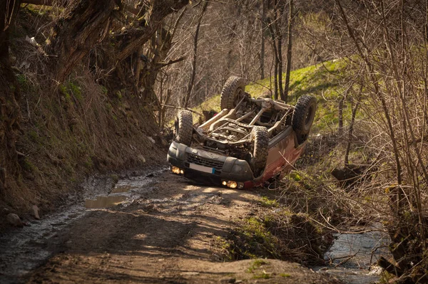 Offroad rollover kaza, araba dağ yolda saygısız