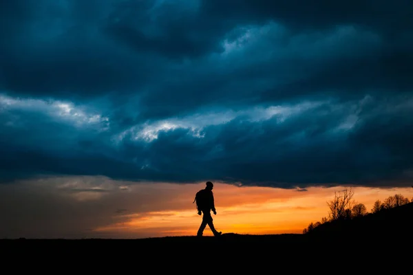 Hombre Silueta Caminando Sobre Dramáticas Nubes Fondo — Foto de Stock