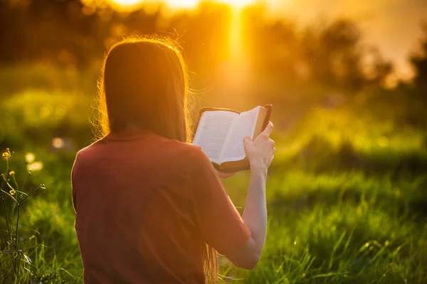 Mädchen Liest Bei Sonnenuntergang Die Bibel — Stockfoto