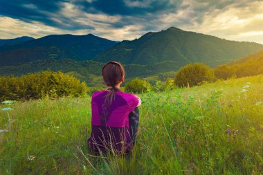 Bir akşam Romanya tepelerde yürüyüş