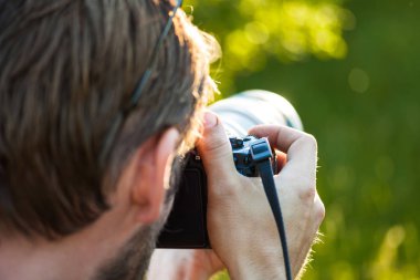 Bir fotoğraf görünümü arkadan alıyor