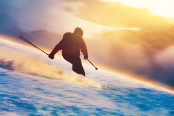 Kayakçı siluet günbatımı binmek dağlarda