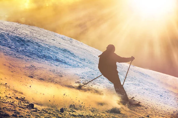 Kayakçı Siluet Günbatımı Binmek Dağlarda — Stok fotoğraf