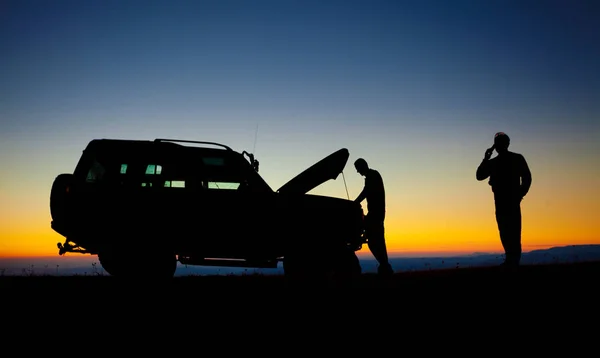 Arazi aracı dağlarda kırık