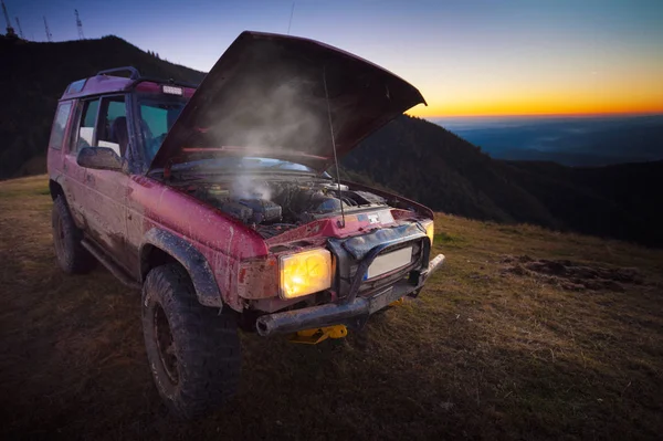 Dağlarda kırık unrecognisable off-road aracı