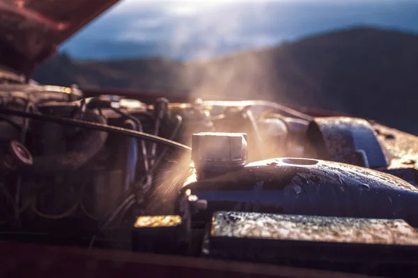 Arazi aracı dağlarda kırık