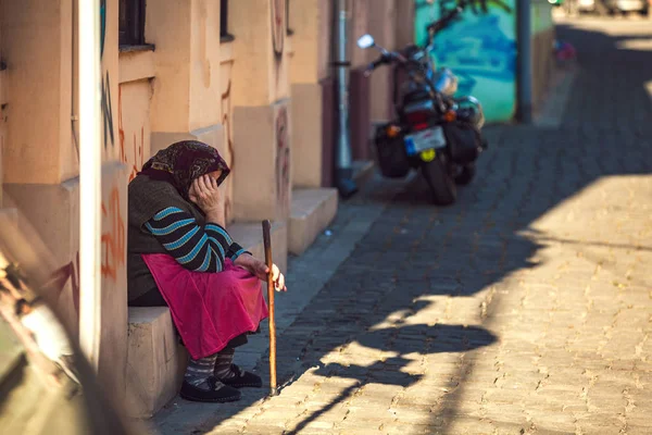 Sokağın köşesinde oturan dilenci