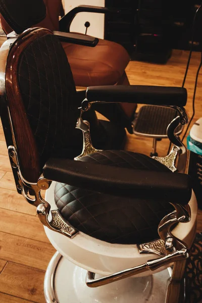 Chaise Coiffure Noire Entière Avec Levier Métallique Revêtement Bois — Photo