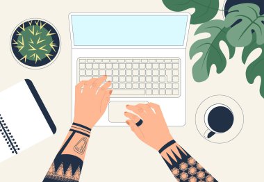 Dizüstü bilgisayarla çalışan serbest çalışan biri. Bilgisayar klavyesinde dövme yazan bir adam elleri. Üst Manzara. Ofis işyeri.