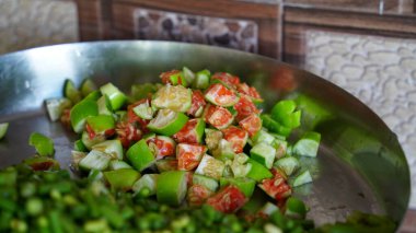 Mutfak tezgahında kesilmiş sebzeler, yan manzara.