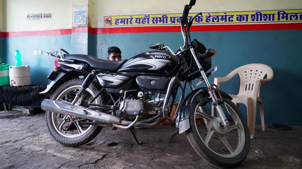 2020 Szeptember Reengus Jaipur India Motorkerékpár Szerelő Műhelyben — Stock Fotó
