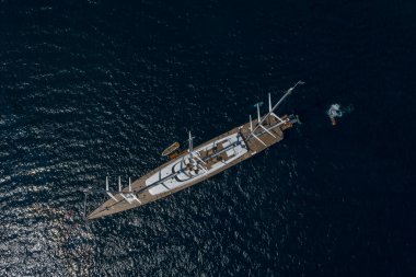 Üç direkli yelkenli yat hava manzaralı.