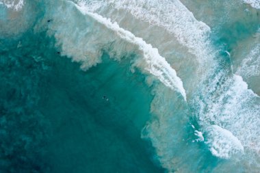 İspanya 'nın Agulla Mayorka Körfezi' nde yüzen insanların hava manzarası.