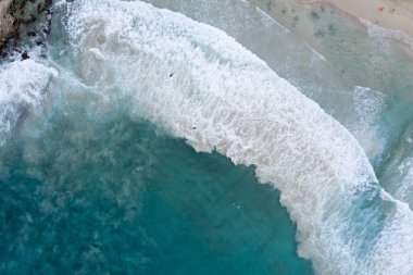 İspanya 'nın Agulla Mayorka Körfezi' nde yüzen insanların hava manzarası.