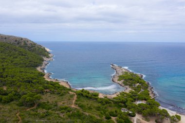 İspanya 'nın Agulla Mayorka Körfezi' nde yüzen insanların hava manzarası.