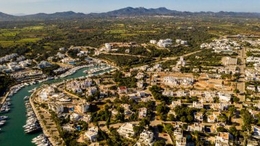 Cala Dor Majorca İspanya limanı ve körfezin havadan görünüşü