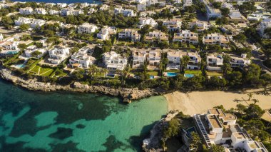 Cala Dor Majorca İspanya limanı ve körfezin havadan görünüşü