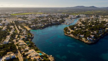Cala Dor Majorca İspanya limanı ve körfezin havadan görünüşü
